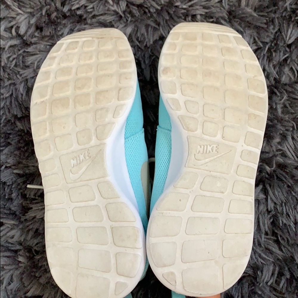 SOLD✨Nike women’s Roshe one size 7.5 - Picture 3 of 7